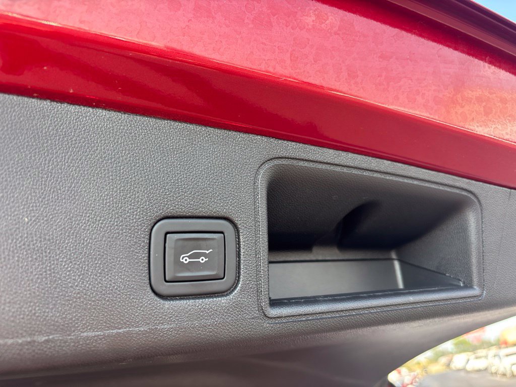 Used 2024 GMC Terrain SLT w/ Elevation Edition FWD image 7