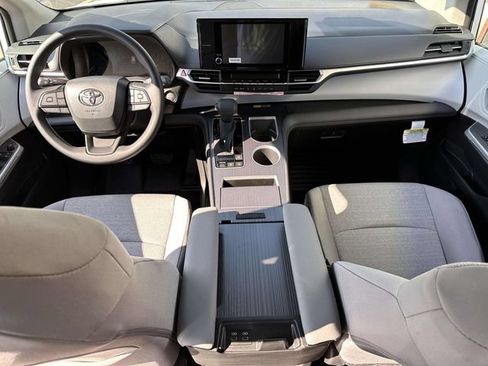 Used 2026 Toyota Sienna LE FWD image 22