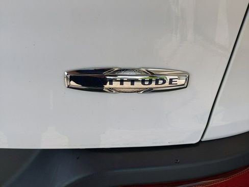 Used 2018 Jeep Cherokee Latitude Plus w/ Comfort/Convenience Group AWD/4WD image 9