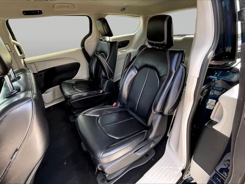 Used 2023 Chrysler Pacifica Touring-L FWD image 20