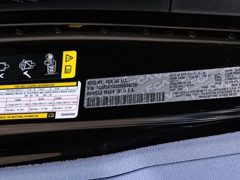 Used 2025 Jeep Wrangler Unlimited Rubicon w/ Technology Group image 99