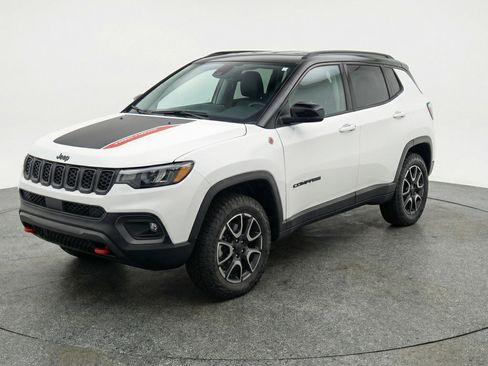 Used 2025 Jeep Compass Trailhawk AWD/4WD image 3