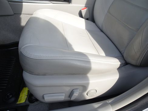 Used 2016 Toyota Camry XLE w/ Moonroof Package image 9