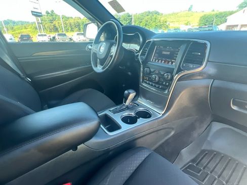 Used 2018 Jeep Grand Cherokee Laredo AWD/4WD image 14