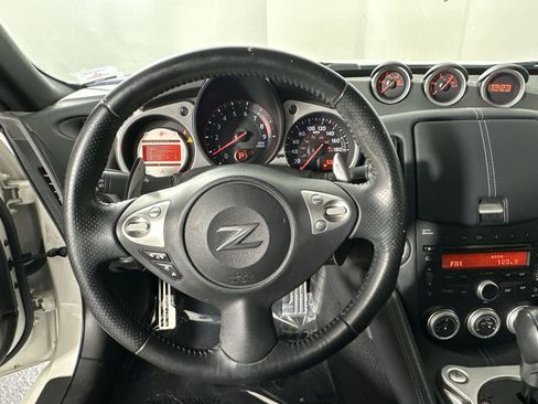 Used 2009 Nissan 370Z Touring image 14