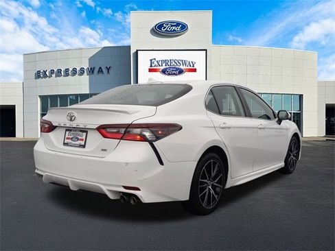 Used 2024 Toyota Camry SE image 6