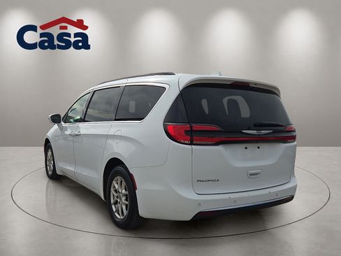 Used 2022 Chrysler Pacifica Touring-L FWD image 2