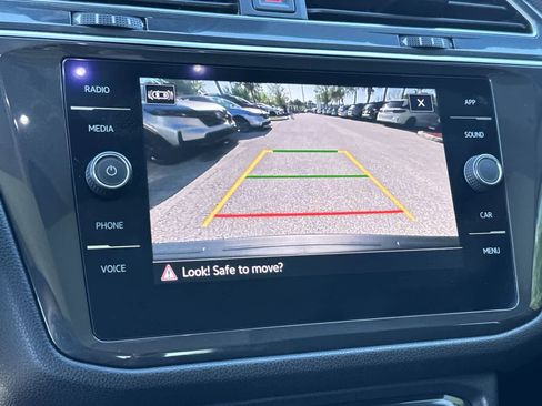 Used 2022 Volkswagen Tiguan SE w/ Panoramic Sunroof Package image 19