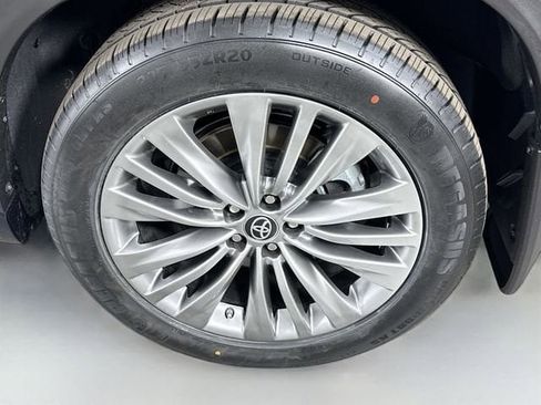 Used 2024 Toyota Highlander Platinum FWD image 32