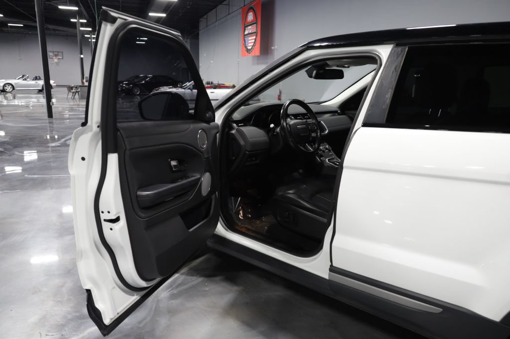 Used 2018 Land Rover Range Rover Evoque SE AWD/4WD image 9