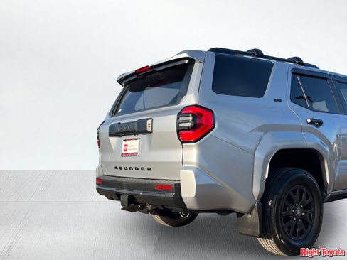 Certified 2025 Toyota 4Runner SR5 AWD/4WD image 12