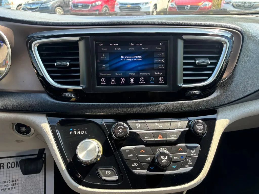 Used 2019 Chrysler Pacifica Touring-L FWD image 23