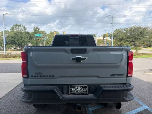 Used 2024 Chevrolet Silverado 2500 ZR2 w/ Technology Package AWD/4WD image 5
