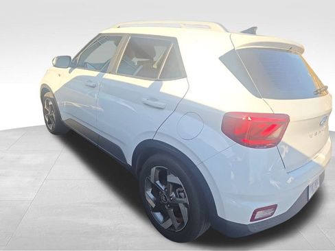 Certified 2022 Hyundai Venue SEL image 2