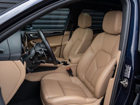 Certified 2023 Porsche Macan image 5