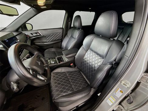 Used 2023 Mitsubishi Outlander SEL FWD image 2