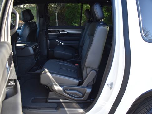 Used 2025 Jeep Wagoneer L Series II w/ Premium Group I image 21