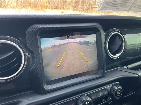 Used 2022 Jeep Wrangler Unlimited Sahara AWD/4WD image 16