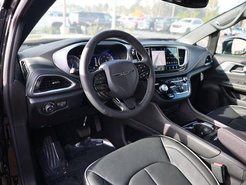 New 2026 Chrysler Pacifica Limited image 10