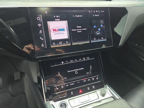 Used 2024 Audi Q8 e-tron Prestige image 20