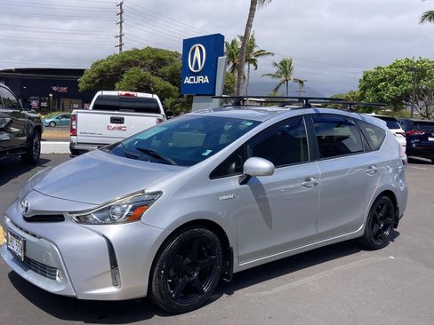 Used 2017 Toyota Prius V Five FWD image 1
