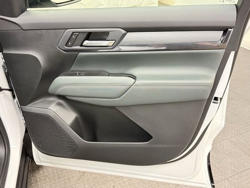 New 2026 GMC Terrain AT4 w/ LPO, Black Badging Package image 16