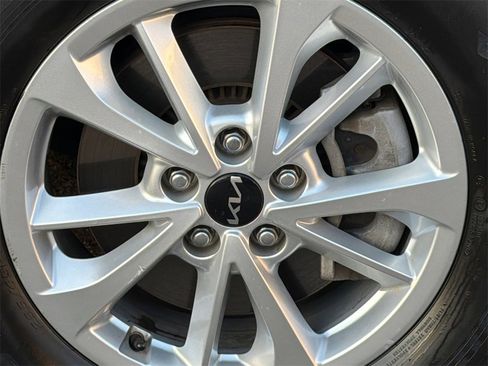 Used 2023 Kia Carnival LX image 6