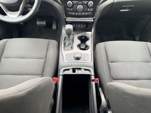 Used 2019 Jeep Grand Cherokee Laredo AWD/4WD image 19