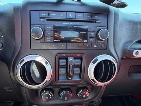 Used 2014 Jeep Wrangler Unlimited Rubicon w/ Connectivity Group AWD/4WD image 18