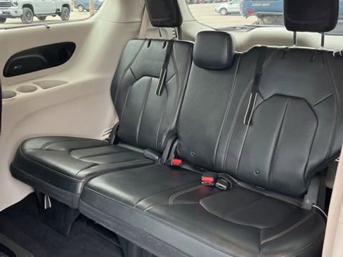 Used 2018 Chrysler Pacifica Touring-L w/ Premium Audio Group FWD image 33