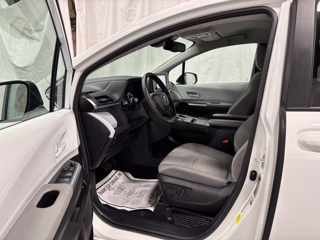 Used 2026 Toyota Sienna LE FWD image 10