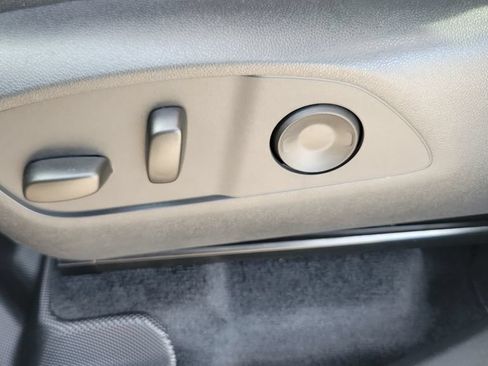 Used 2026 Chevrolet Traverse LT FWD image 16