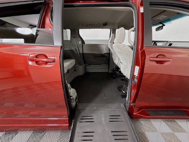 Used 2017 Toyota Sienna LE FWD image 27