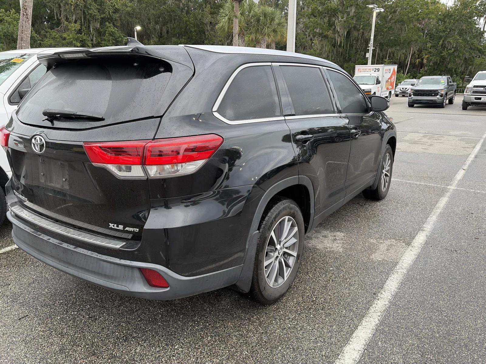 Used 2019 Toyota Highlander XLE AWD/4WD image 3