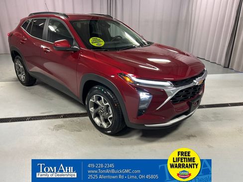 Used 2025 Chevrolet Trax LT w/ LT Convenience Package FWD image 1