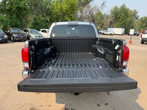 Used 2018 Toyota Tacoma SR5 AWD/4WD image 16