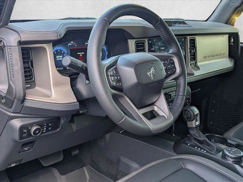 Used 2025 Ford Bronco Outer Banks AWD/4WD image 3