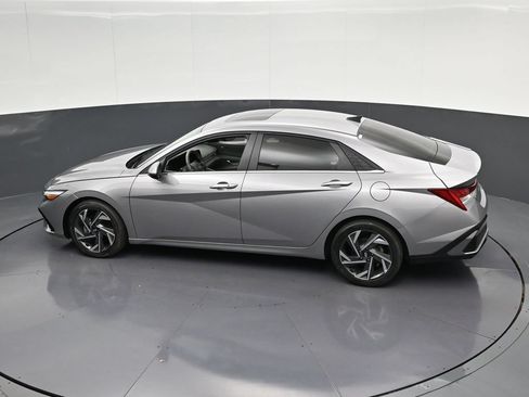 Used 2025 Hyundai Elantra SEL FWD image 16