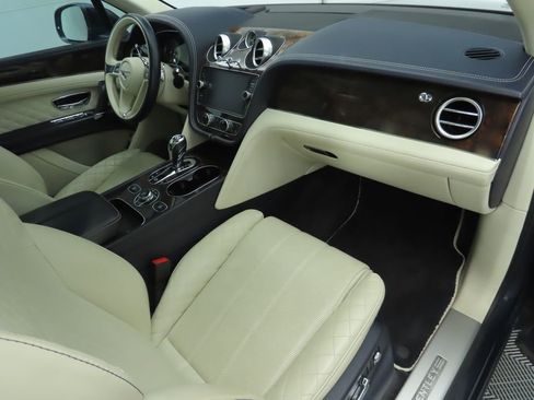 Used 2019 Bentley Bentayga V8 image 18