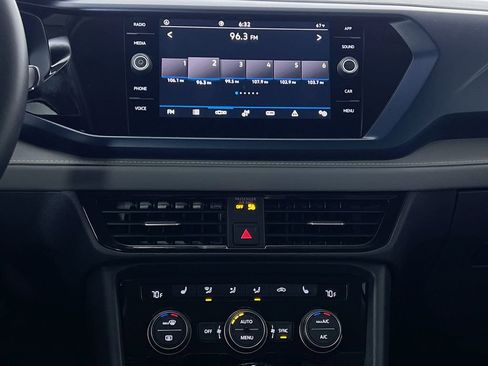 Used 2024 Volkswagen Taos SE image 18