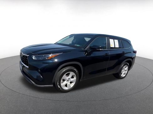 Used 2025 Toyota Highlander LE FWD image 7