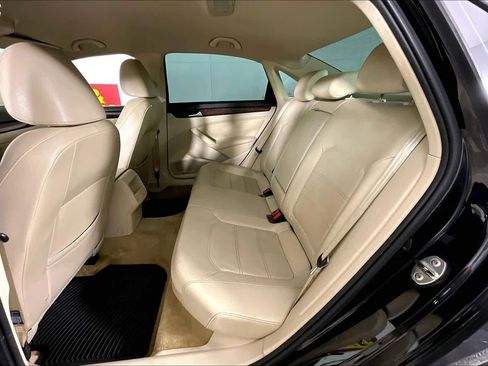Used 2014 Volkswagen Passat 1.8T Wolfsburg Edition image 16
