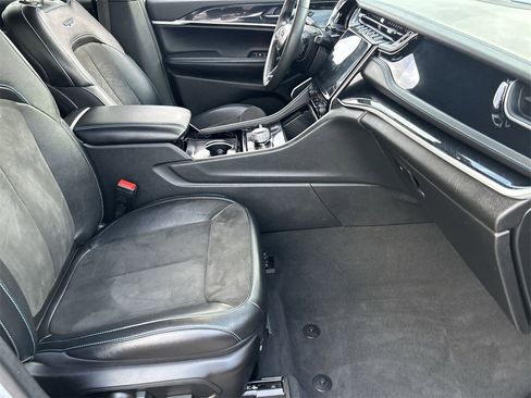 Used 2023 Jeep Grand Cherokee Trailhawk image 9