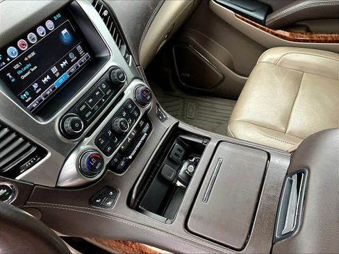 Used 2020 Chevrolet Suburban Premier AWD/4WD image 18
