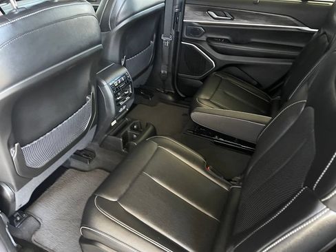 Used 2023 Jeep Grand Cherokee L Limited w/ Luxury Tech Group II AWD/4WD image 11