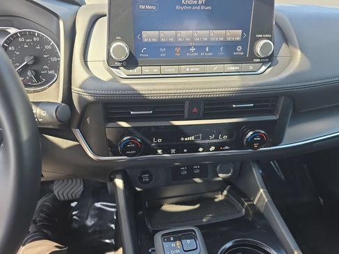 Used 2025 Nissan Rogue SV FWD image 16