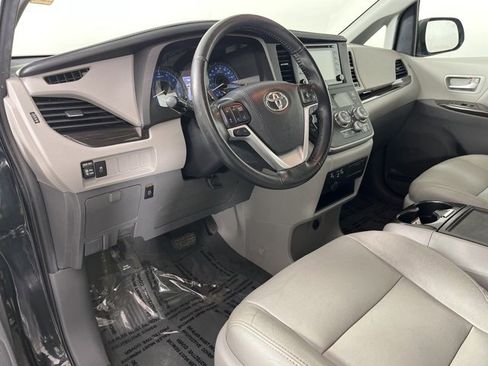 Used 2020 Toyota Sienna XLE image 2