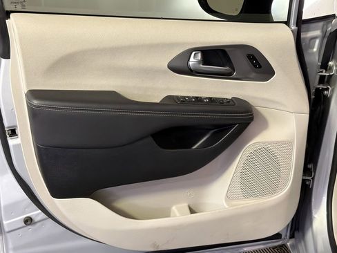 Used 2024 Chrysler Pacifica Touring-L image 12