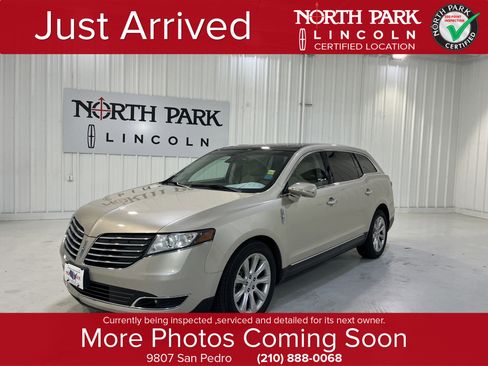 Used 2017 Lincoln MKT AWD image 1