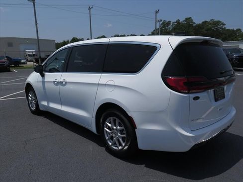 Used 2025 Chrysler Pacifica Select FWD image 5